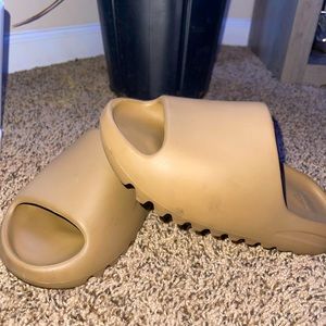 AUTHENTIC YEEZY SLIDES SIZE 5 MEN.